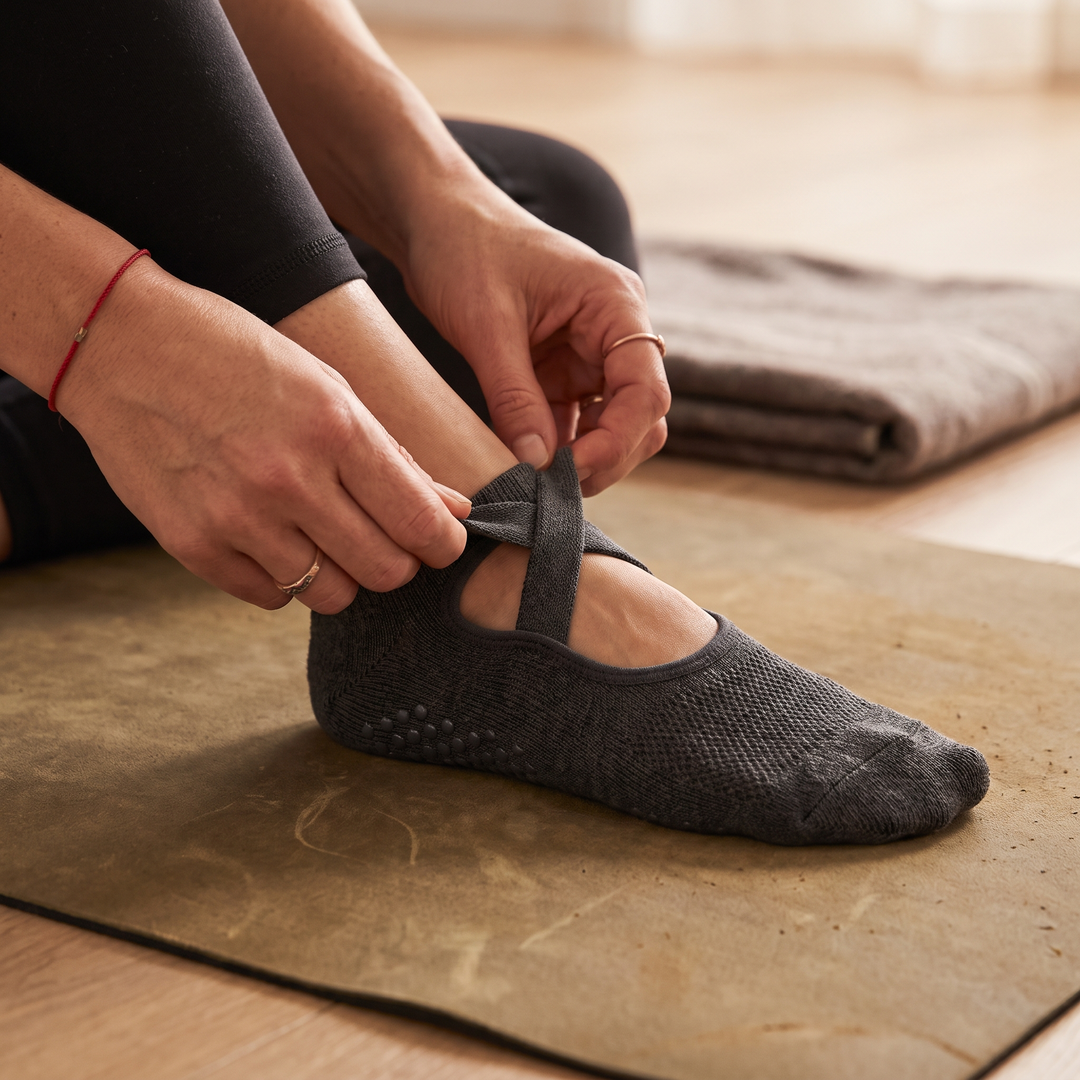 Grip Yoga Socks for Women Non-Slip Pilates Socks with X-Cross Straps Barre Ballet Fitness Socks 4 Pairs Anti-Slip Studio Workout Socks