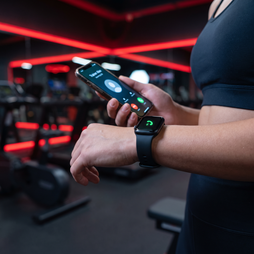PHYSIOATHLETX smart fitness watch Bluetooth call in progress, black silicone band