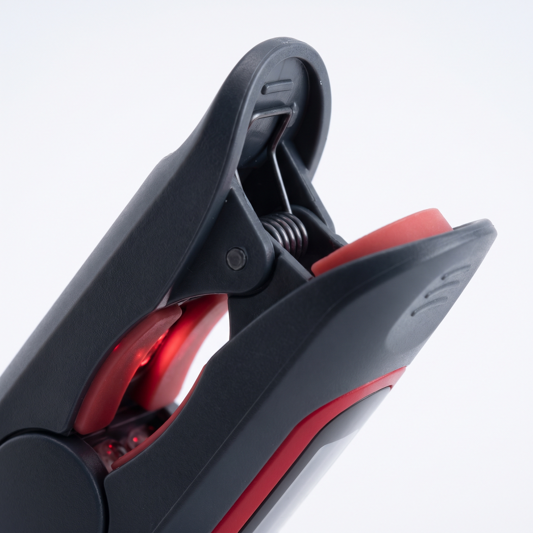 Close-up of the finger pulse oximeter&