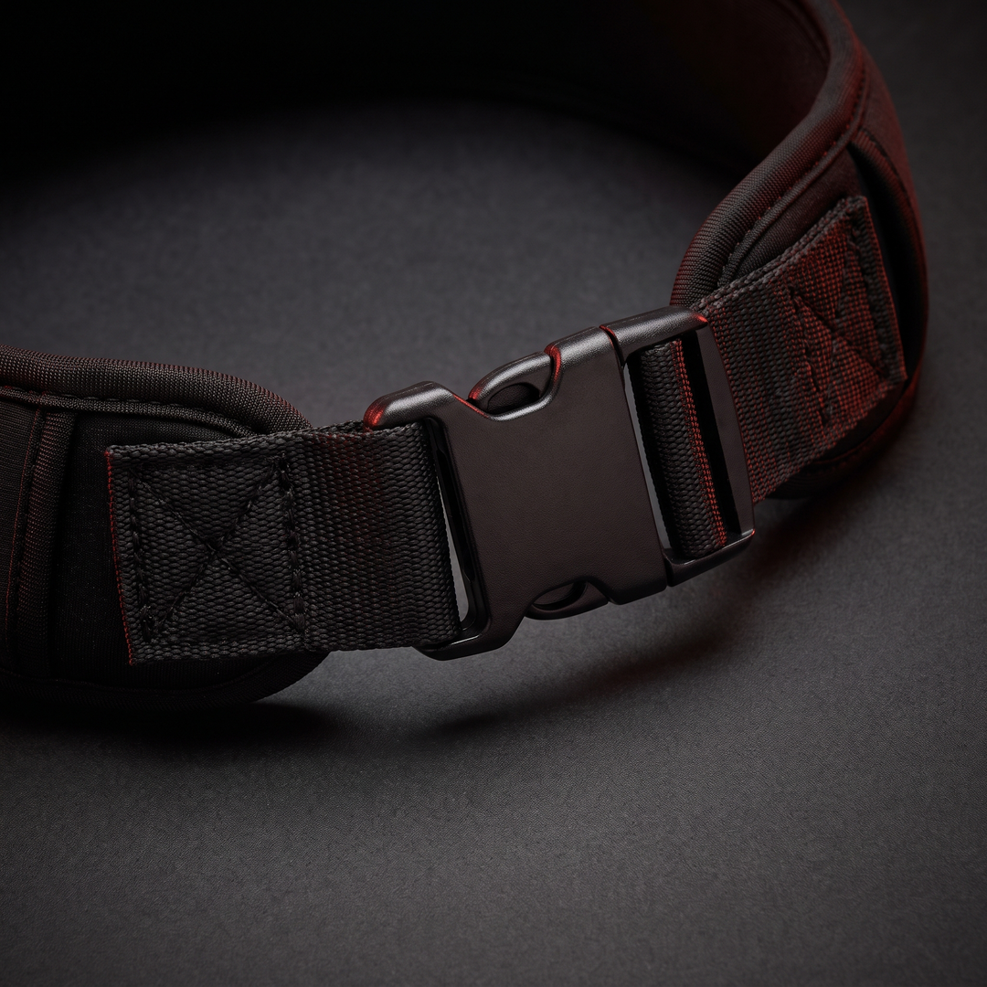 PHYSIOATHLETX Red Light Recovery Belt - adjustable strap and buckle detail