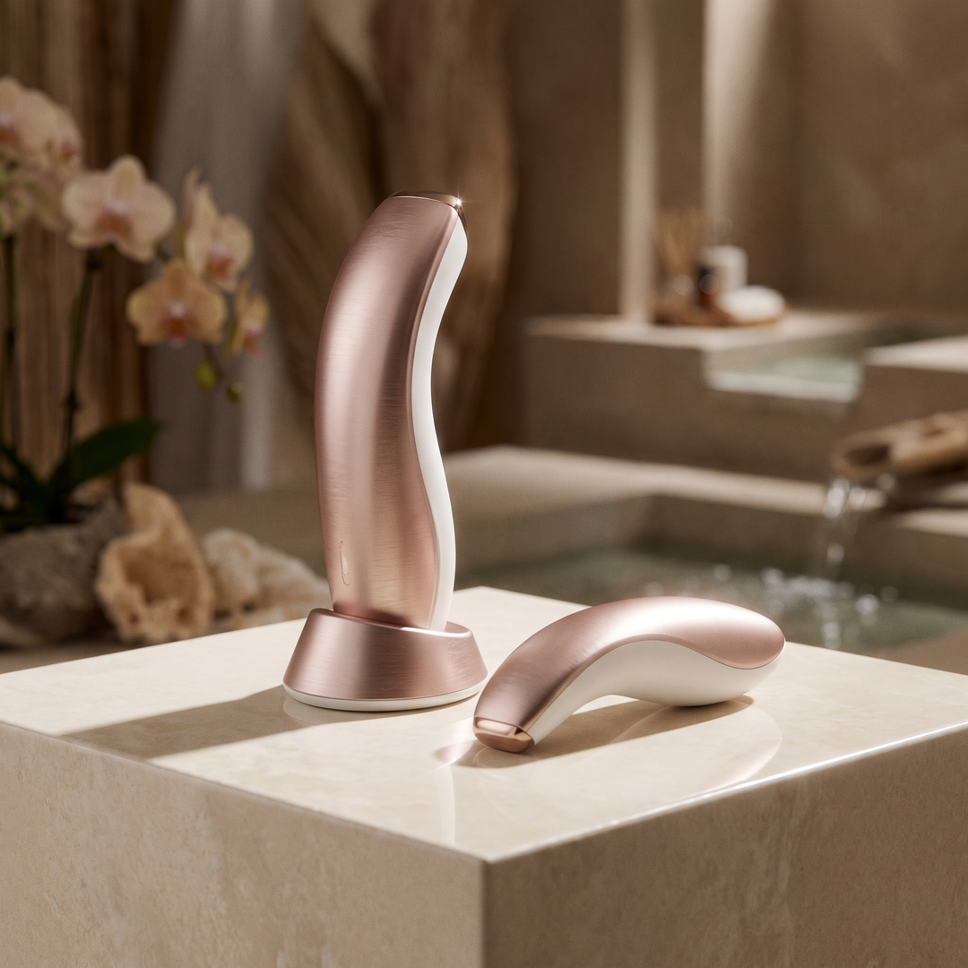 PHYSIOATHLETX spa device and ergonomic handpiece displayed together on a pedestal